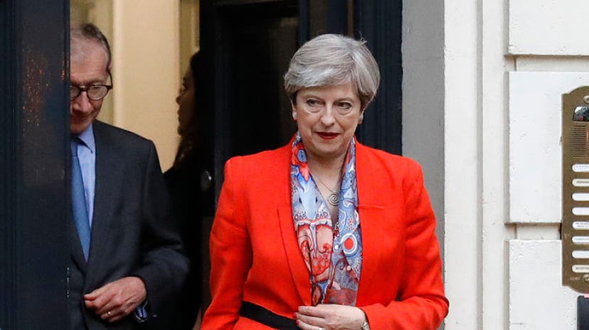 Hoch gepokert und verloren: Premierministerin May verlässt am Morgen nach der Wahl das Hauptquartier der Tories in London - ihre Partei hat bei den vorgezogenen Vorwahlen die Mehrheit im Unterhaus verloren.