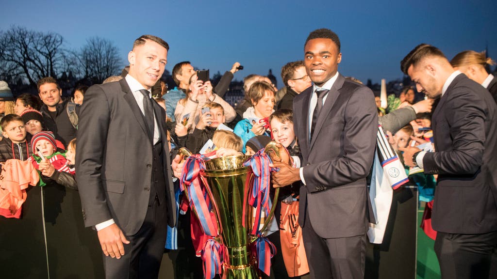 Marek Suchy und Dimitri Oberlin mit dem Super-League-Pokal