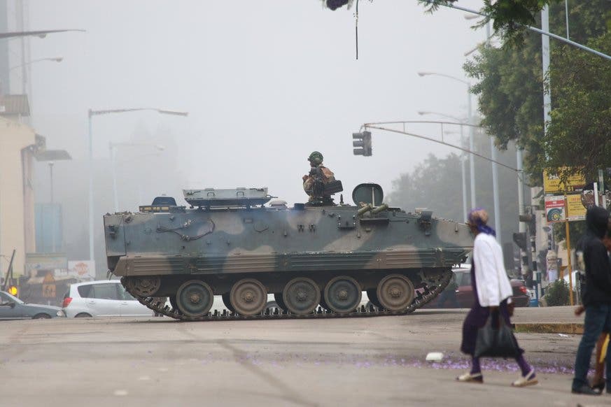 Am 16. November 2017 kommt es in Simbabwe zum Miltär-Putsch: Das Militär nimmt Vertraute von Mugabe fest und setzt ihn unter Hausarrest.