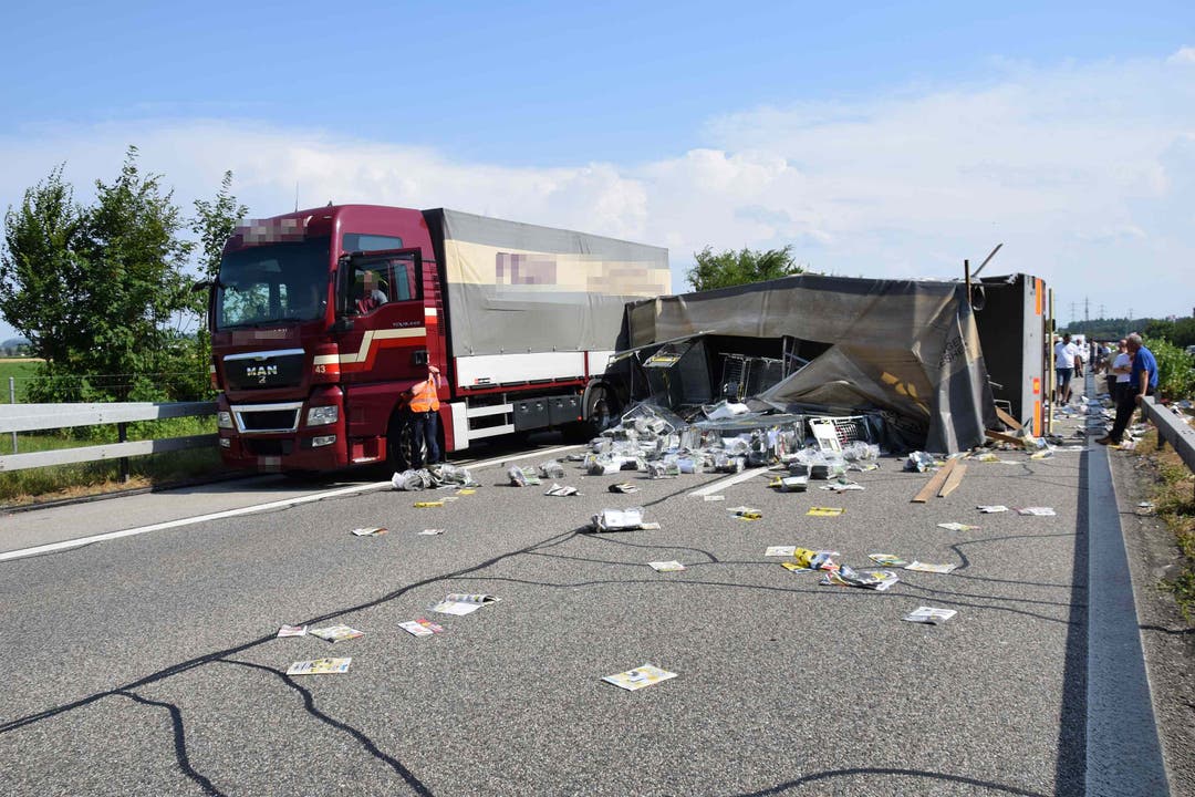 A1 bei Subingen (SO), 2.Juli Bei einem Selbstunfall auf der Autobahn A1 in Richtung Zürich ist ein Lastwagenanhänger umgekippt und hat beide Fahrstreifen blockiert. Verletzt wurde niemand. Es kam zu erheblichen Verkehrsbehinderungen.