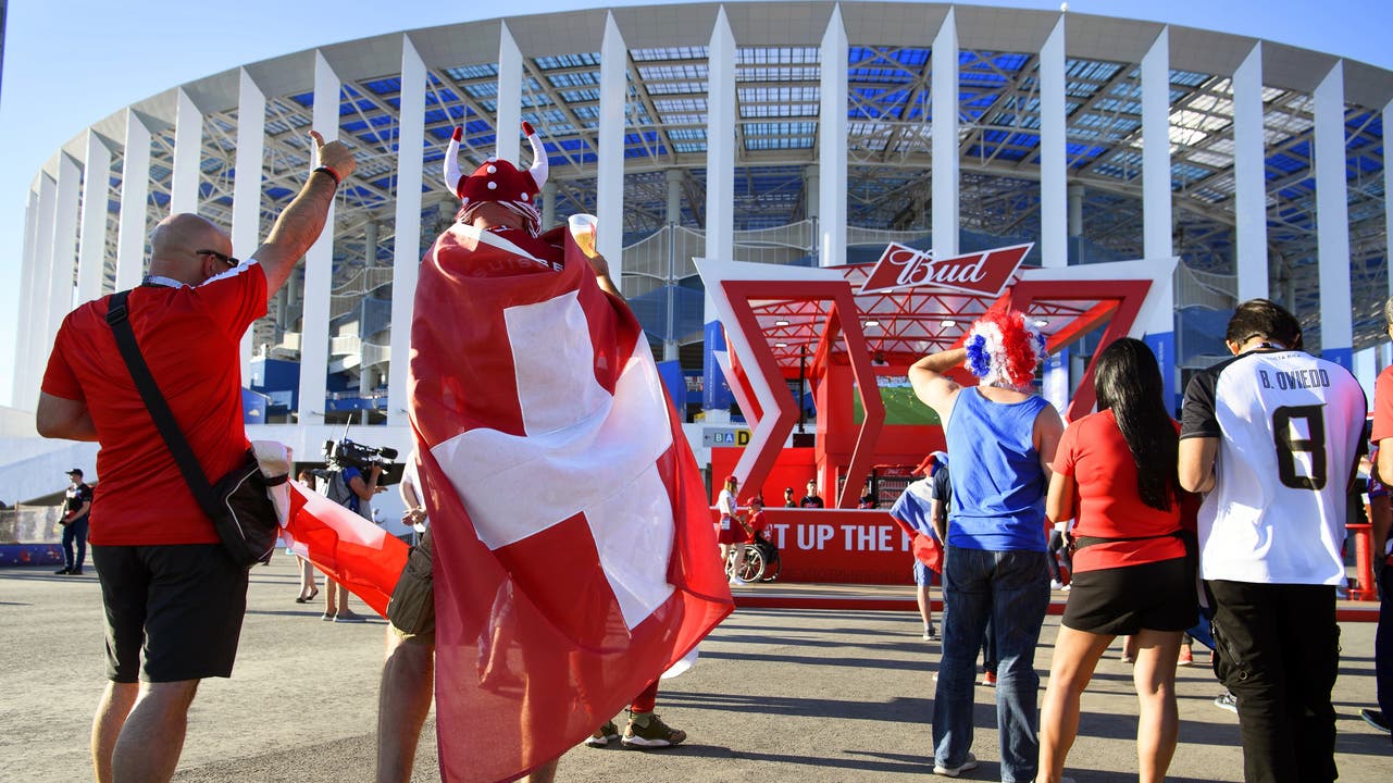 Die Schweizer Fans vor dem wunderschön gelegenen Stadion in Nizhny Novgorod
