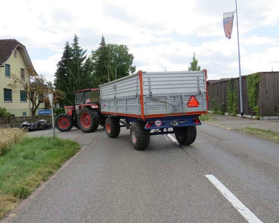 Boswil AG, 11. Juli Beim Versuch, einen Mähdrescher und einen Traktor zu überholen, stürzte in Boswil ein Rollerfahrer. Er wurde verletzt ins Spital gebracht.
