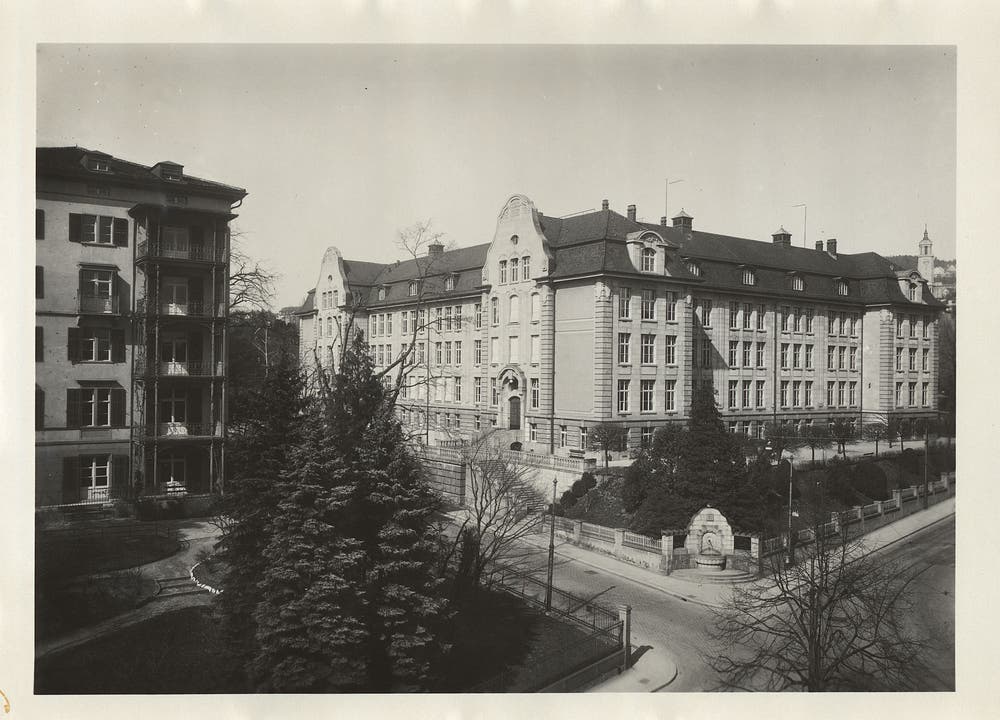 Die sogenannte «Neue Kantonsschule» an der Rämistrasse beherbergte die Industrie- und Handelsschule sowie die Naturwissenschaftsräume der ganzen Kantonsschule. Bild von 1931.