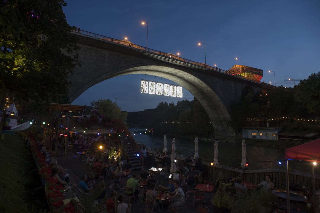 Vorabend der Eröffnung der Badenfahrt: das Motto Versus leuchtet unter der Brücke.