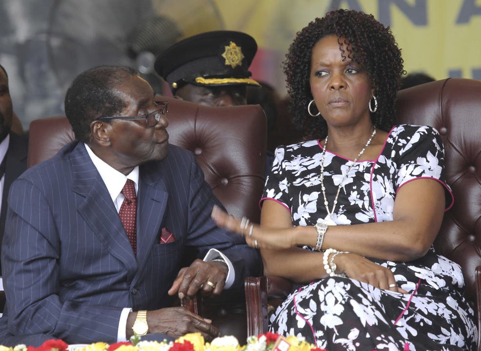 Mugabe und seine zweite Ehefrau Grace. Wegen ihrer Prunk- und Shoppingsucht erhielt sie den Übername Grace "Gucci" Mugabe.