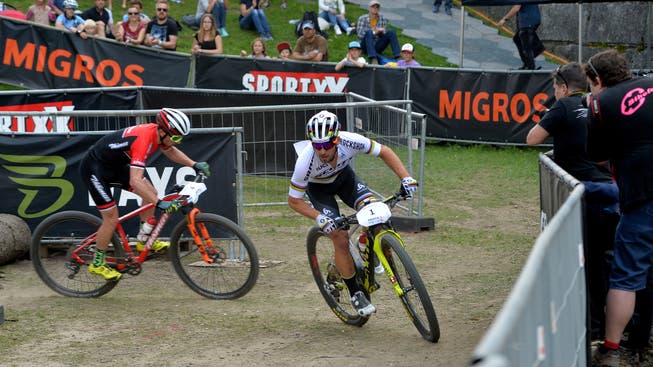 Nino Schurter an den 10. Bike Days in Solothurn auf dem Weg zum Sieg, verfolgt von Mathias Flückiger.