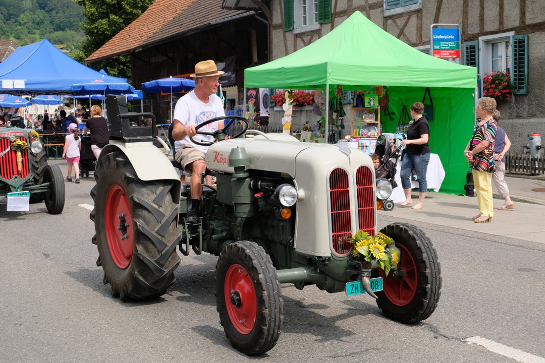 Rebblüetefäscht Weiningen 2018 Samstag Die Oldtimer-Traktoren-Parade ist beliebt.