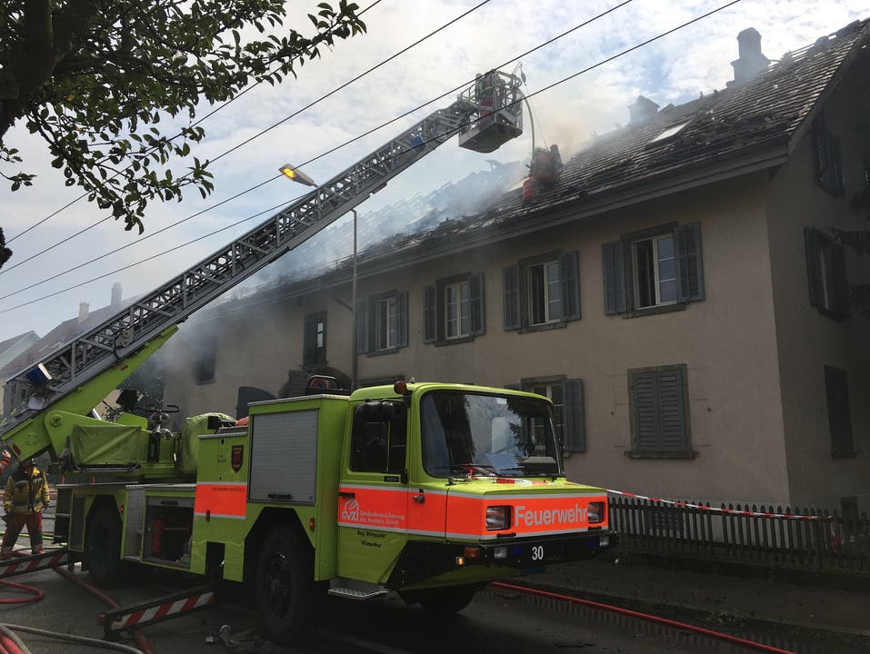 Winterthur, 17. August Beim Brand eines Wohnhauses mit angrenzender Scheune haben sich vier Feuerwehrleute leicht verletzt. Es entstand ein Sachschaden von mehreren hunderttausend Franken. Die Brandursache wird noch ermittelt.