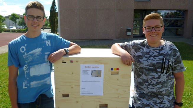 Noah Barrer (links) und Marc Monbaron sind zurecht stolz auf ihren selbst gebauten Bonbon-Automaten.