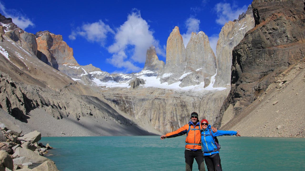 Claudia Bohl und Martin Schneiter unterwegs Claudia Bohl und Martin Schneiter vor den bekannten Türmen des Fitz Roy im Nationalpark Torres del Paine in Patagonien, Chile/Argentinien.