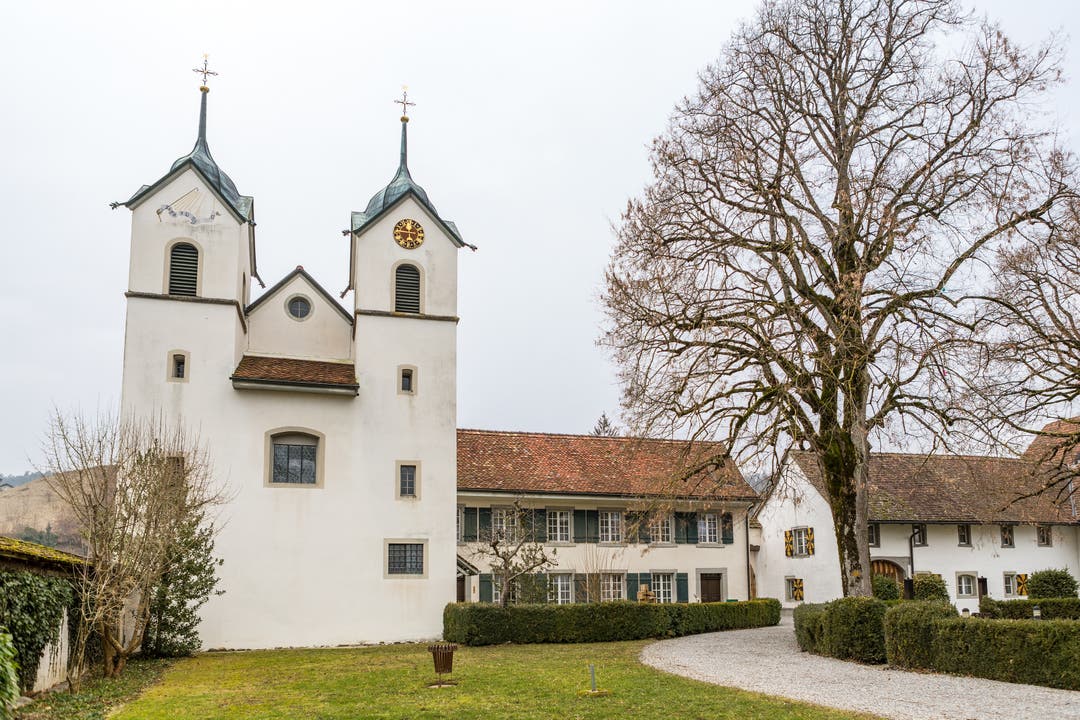 Wo heute das Schloss Böttstein steht, befand sich ab dem 11. Jahrhundert eine Burg. Im Jahr 1606 kaufte sie die Familie von Roll und errichtete anstelle der Burg die heute bestehende Schlossanlage mitsamt Kapelle. Im Bild links die Kapelle.