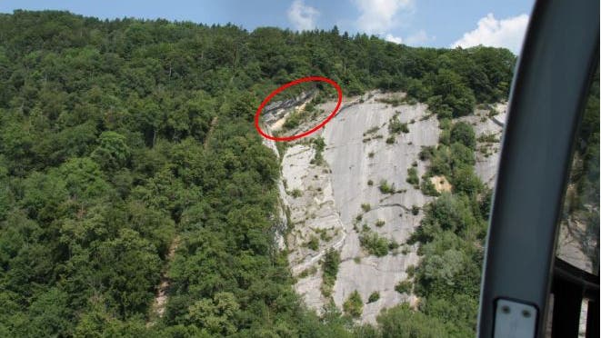 Rot umkreist: der abgesturzgefährderte Teil der Kletterplatte ob Oberbuchsiten.
