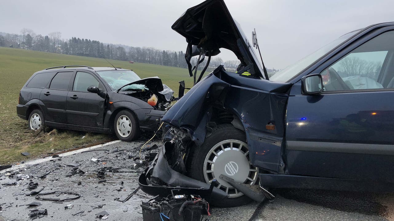 Bellikon/Remetschwil (AG), 20. März Auf der Landstrasse zwischen den beiden Gemeinden sind zwei Autos frontal miteinander kollidiert. An beiden Fahrzeugen entstand Totalschaden.