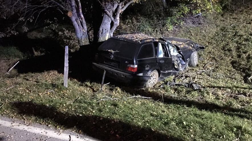 Nex (VS), 19. Oktober Bei einem schweren Verkehrsunfall unterhalb von Nex VS starben ein 20- und ein 27-Jähriger. Der Personenwagen rammte den rechten Strassenrand, kam von der Fahrbahn ab und prallte gegen einen Baum.