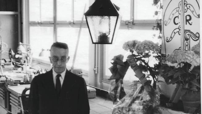 Louis Streif, Erbauer der alten Öllampen, 1956 bei seinem 25-Jahr-Jubiläum bei den Städtischen Werken Baden.