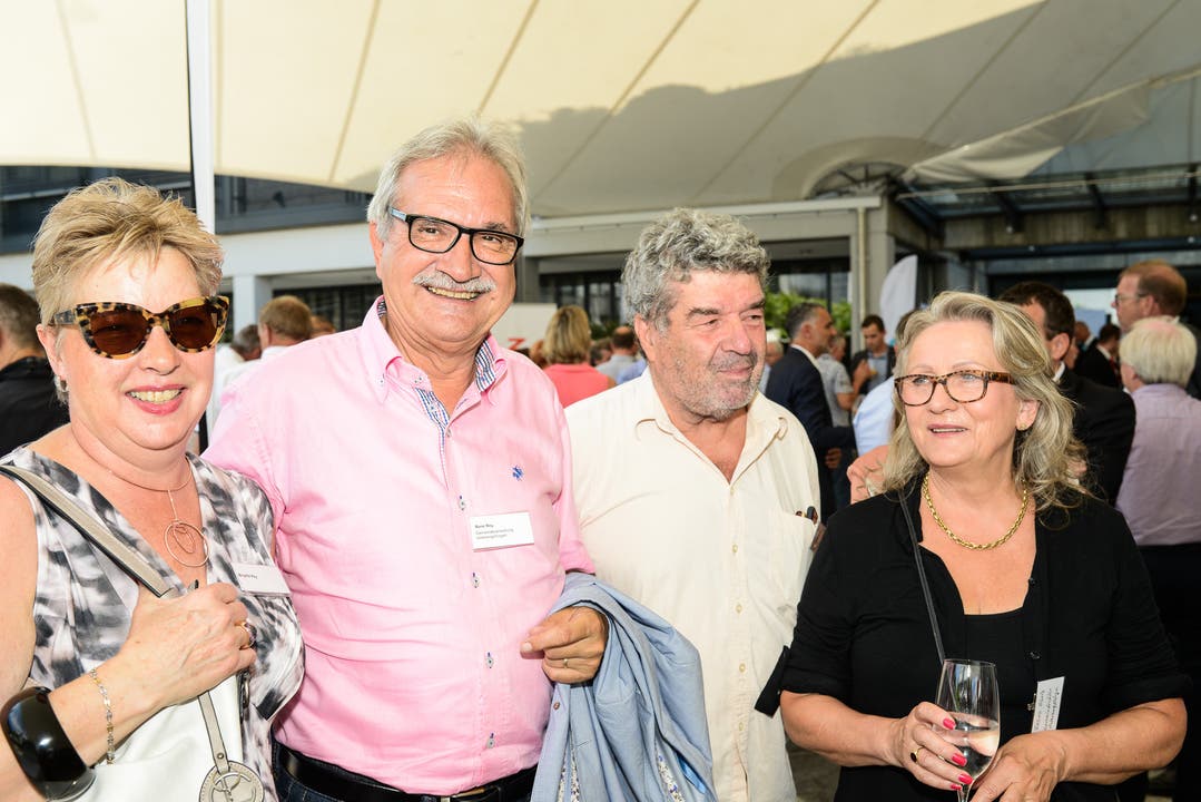 Der Unterengstringer Gemeindepräsident René Rey mit Gattin sowie die Unterengstringer Gemeinderätin Gisela Biesuz mit Gatte (v.l.).