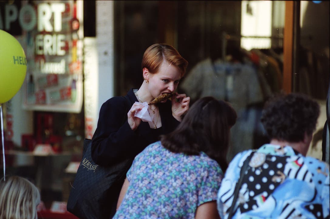 Damals nicht anders als heute: Menschen an der Badenfahrt 1997 am Essen und Trinken.