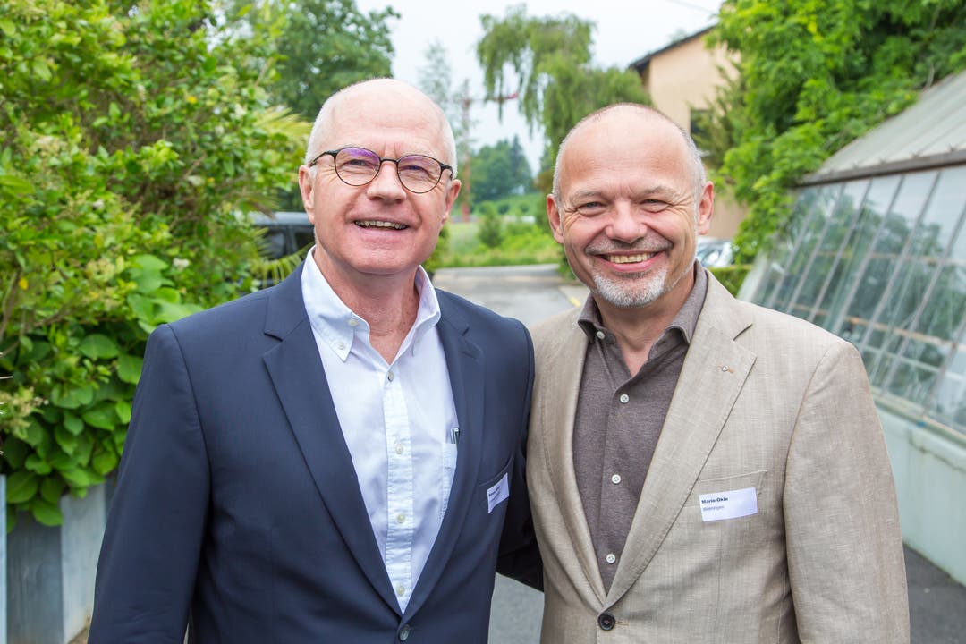 So lachen neue Gemeindepräsidenten zweier Nachbargemeinden: Simon Wirth (FDP, Unterengstringen) und Mario Okle (parteilos, Weiningen).