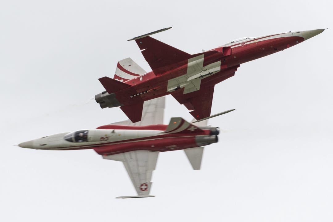 9. Juni 2016 Ein F5-Kampfflugzeug der Patrouille Suisse stürzt in der Nähe des Militärflugplatzes Leeuwarden in den Niederlanden ab. Der Pilot kann sich mit dem Schleudersitz retten.