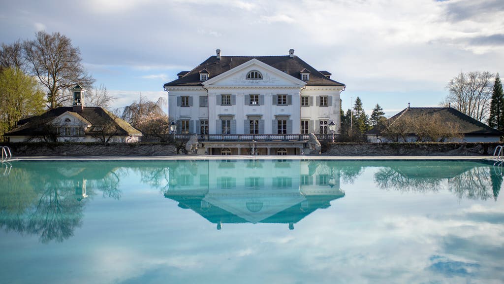 Das Schloss Eugensberg mit Swimmingpool und Nebengebäuden ist ein Luxus-Anwesen mit Traumaussicht auf den Untersee und die Insel Reichenau.