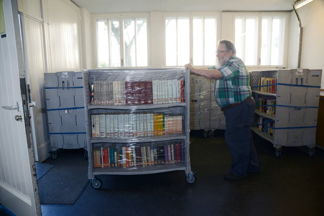 Die Transportfirma Welti-Furrer hat für den Umzug der Bücher spezielle Transportbehälter hergestellt, in denen die Bücher rationell und sicher den Umzug überstehen.