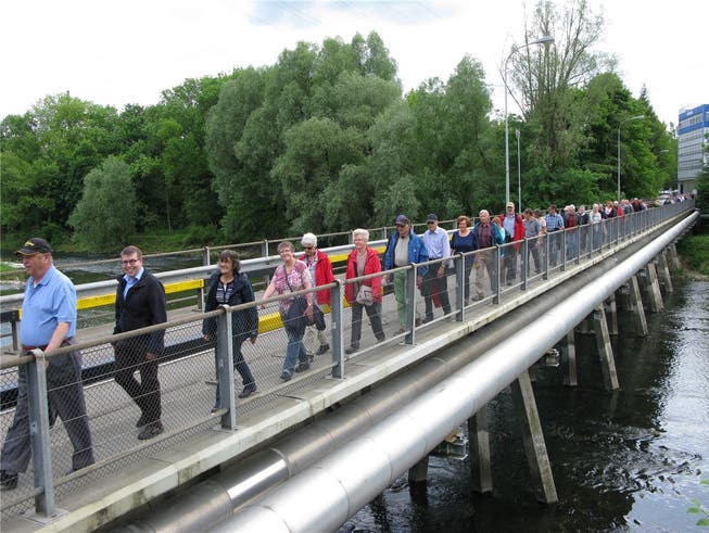 Über die Cartaseta-Brücke fand die Prozession der Waldgänger wieder zurück aufs Niedergösger Inseli (Zweiter von links: Bürgergemeindepräsident Patrick Friker).