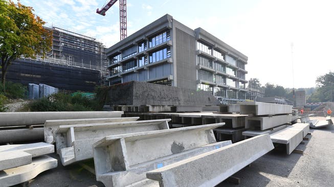 Die Sanierung des Betons führt zu Mehraufwand an der Kantonsschule Olten.