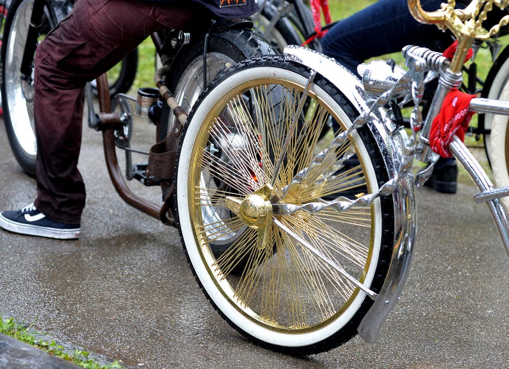 Kitsch oder Kunst? Die goldfarbigen Räder des Velos Marke Eigenbau.