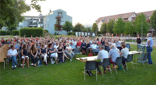 156 Dänikerinnen und Däniker kamen zu Gery Meiers letzter Gemeindeversammlung, die als Landsgemeinde unter freiem Himmel stattfand.