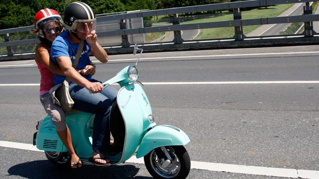 Kein ungewöhnliches Bild im Sommer: Zweiradlenker ohne Handschuhe und Stiefel – nur mit Helm.