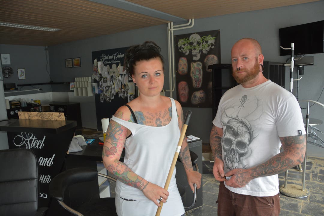 Das Wasser und der Schlamm haben im Tattoo-Studio von Melanie Mista-Pohl und Tobias Pohl viel zerstört. Das Ehepaar weiss noch nicht genau, wann es sein Geschäft wieder eröffnen kann.