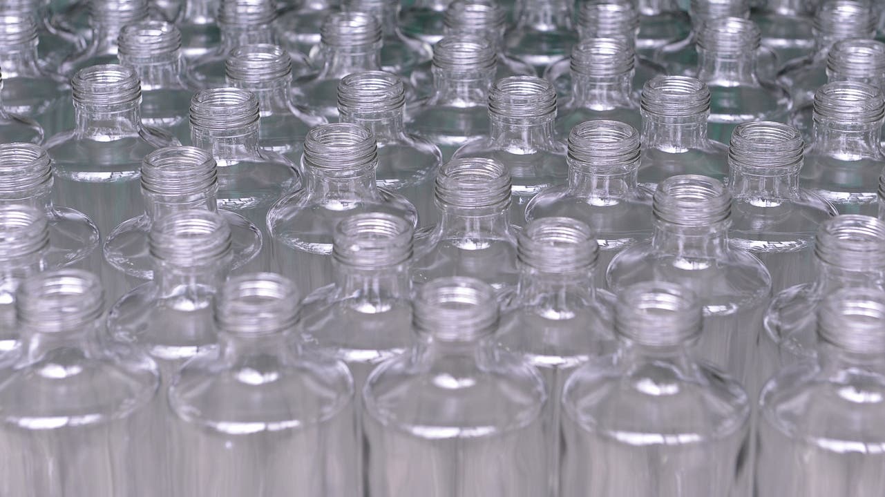 Die neue Glasflasche für Gastrobetriebe Die Mineralquellen Eptingen haben neue Glasflaschen und eine neue Abfüllanlage.