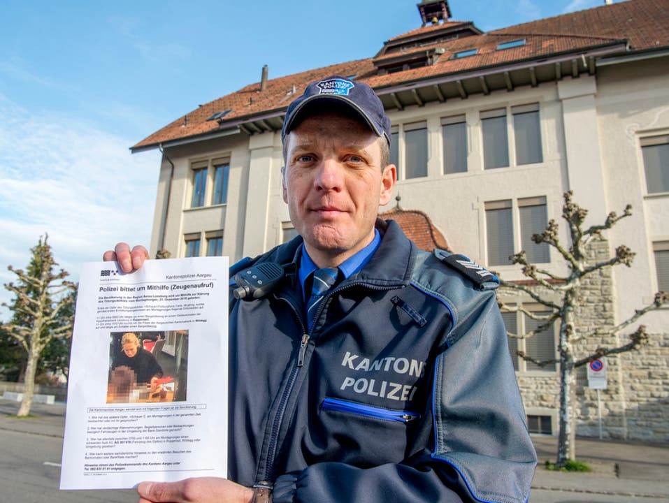 Mit Flugblättern sucht die Polizei bald in Rupperswil nach Personen, die Auskunft zur Bluttat mit den vier Personen machen können.