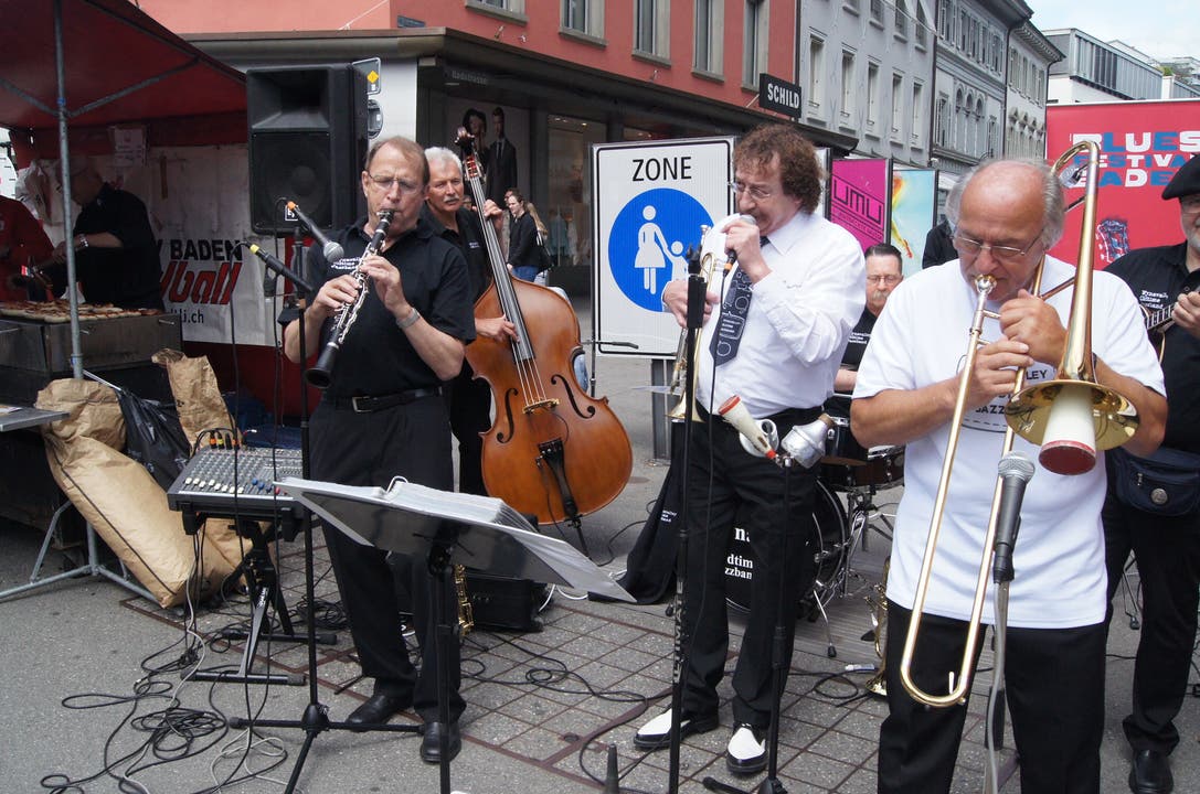 Die Wynavalley Oldtime Jazzband, umgeben von Bratwurstduft, bringt den Schlossbergplatz zum Beben