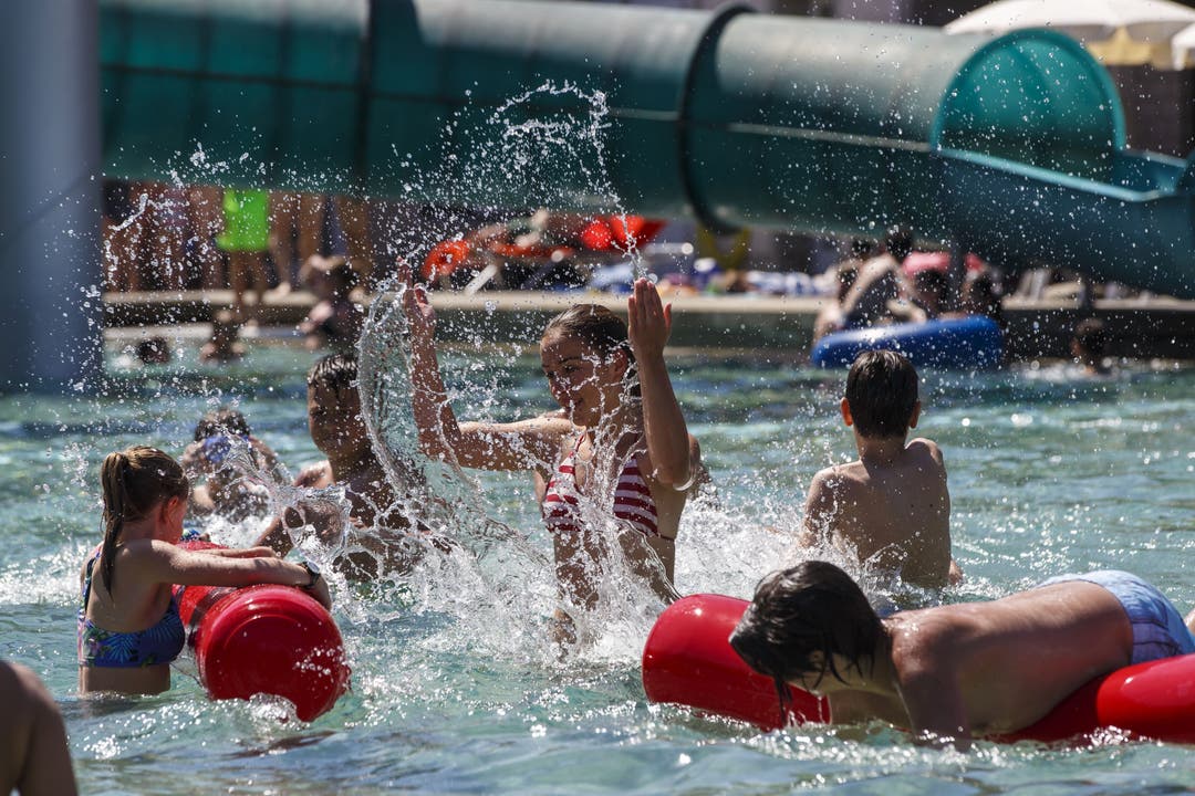Badi Solothurn am ersten Hitzetag des Jahres 2017: Das schöne Wetter und die hohen Temperaturen lockten viele ins Solothurner Schwimmbad.