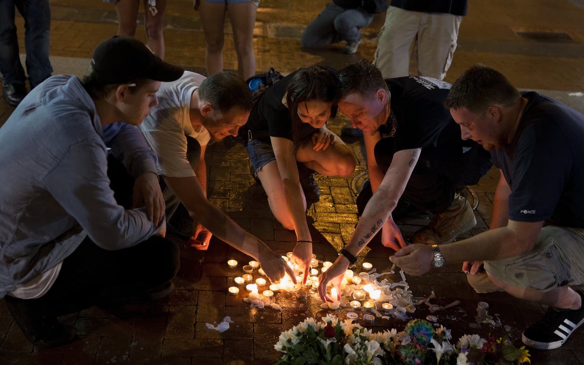 In der Nacht habend die Menschen in Charlottesville der drei Toten gedacht. Eine Demonstrantin und zwei Polizisten sind ums Leben gekommen.