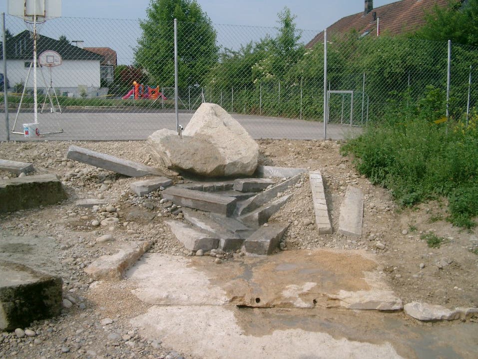 Eine moderne Brunnenanlage in der Schule in Halten.