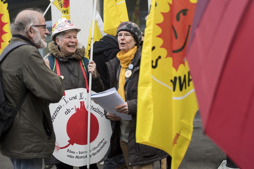 Atomenergie-Gegner demonstrieren am 6. März vor dem Ensi in Brugg.