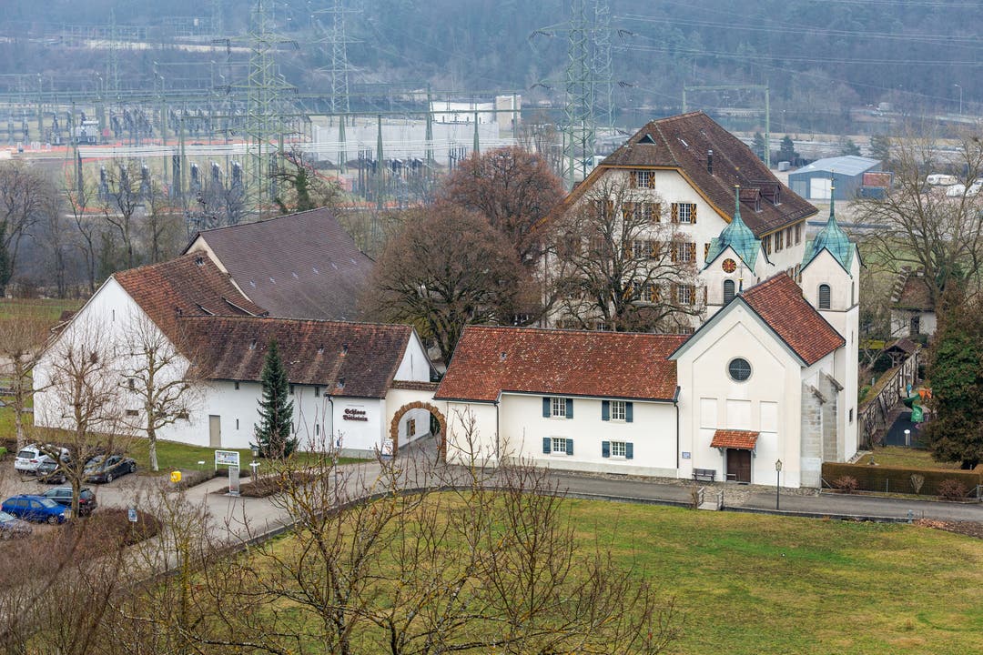 Axpo hatte das Schloss Böttstein 1964 erworben – kurz vor dem Bau des Kernkraftwerks Beznau. Vom Schloss blickt man auf die AKW-Insel, die auf der anderen Aare-Seite in Döttingen liegt.