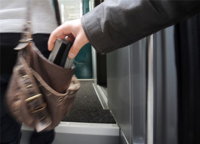 Taschendiebe bestehlen bevorzugt Leute, die ihr Portemonnaie an den üblichen Stellen wie in der Handtasche oder in der Hosentasche haben. efr/Archiv az