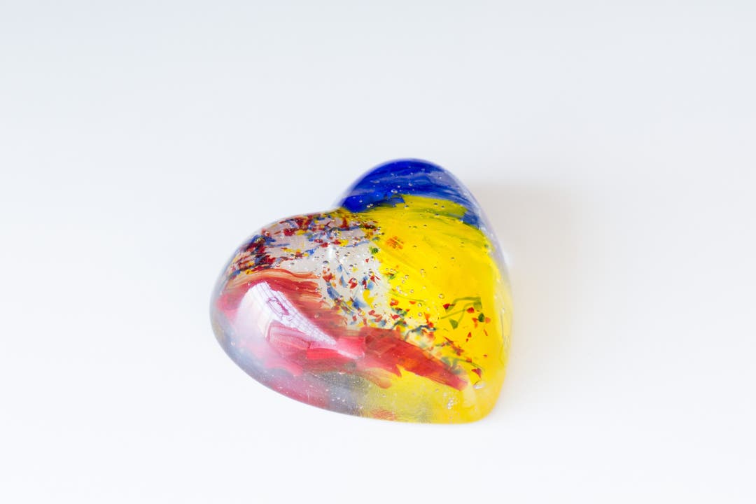 Dieses Herz aus Glas ziert auch das Logo des von Barbara Steiner und Andrea Teufer geführten Ateliers.