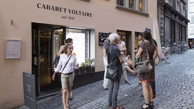 Das Cabaret Voltaire an der Spiegelgasse 1 in Zürich: Am 5. Februar 1916 wurde es von der internationalen Künstlerbewegung um Hugo Ball und Emmy Hennings eröffnet. Nun will es der Stadtrat von der Anlagestiftung Swiss Life übernehmen. (Archivbild Juli 2015)