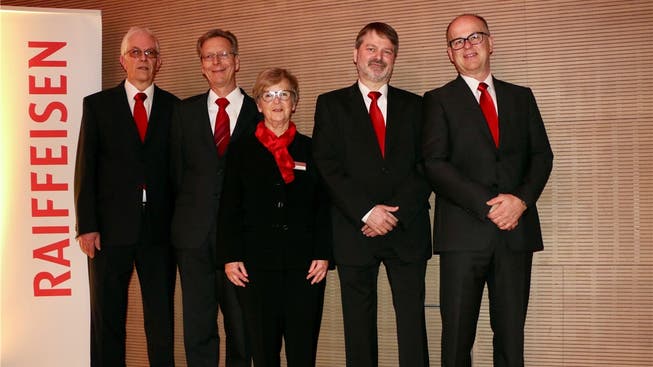 Marc Rechsteiner und Ruth Grolimund (2. und 3. von links), die per Ende März pensioniert werden, umgeben vom VR-Vizepräsidenten Philipp Nellen, GL-Vorsitzenden Roland Bannwart sowie vom VR-Präsidenten Viktor Müller (von links).