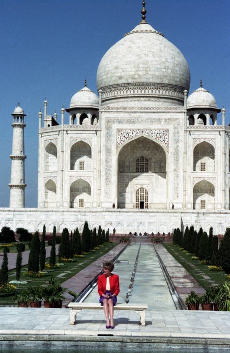1992 Diana besuchte das Taj Mahal alleine - obwohl Prinz Charles es als Monument der Liebe betitelte. Schon seit sieben Jahren gab es Gerüchte um die Trennung der beiden.