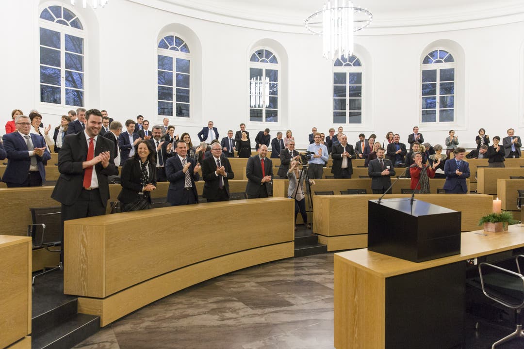 Letzte Grossratssitzung 2017 Applaus für den abtretenden Ratspräsidenten Benjamin Giezendanner, nach seiner Abschiedrede an der letzte Grossratssitzung im Jahr 2017, 12. Dezember im Grossratsgebäude Aarau.