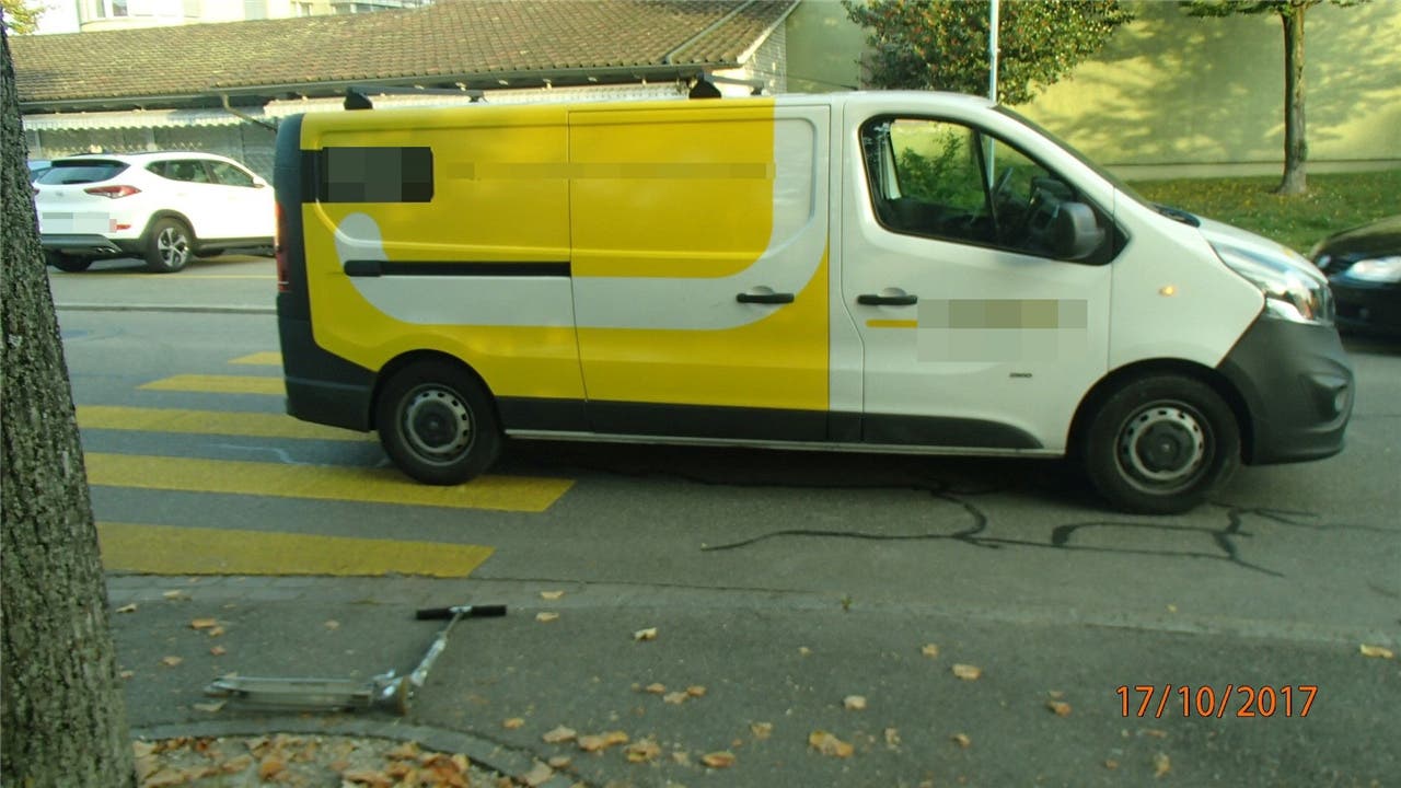 Wettingen (AG), 17. Oktober In Wettingen kollidierte ein Lieferwagen mit einem Knaben, der auf dem Fussgängerstreifen die Strasse überquerte. Er erlitt Kopfverletzungen und musste ins Spital gebracht werden.