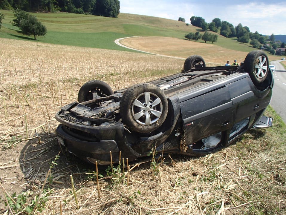 Egliswil AG, 17. Juli Eine Autofahrerin verlor am Dienstagnachmittag in Egliswil die Kontrolle über ihren Wagen. Dieser prallte gegen ein anderes Auto und überschlug sich. Verletzt wurde niemand.
