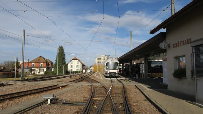 Die WSB (hier am Endbahnhof Schöftland) transportiert ab 2019 mehr Passagiere in längeren Zugskompositionen.