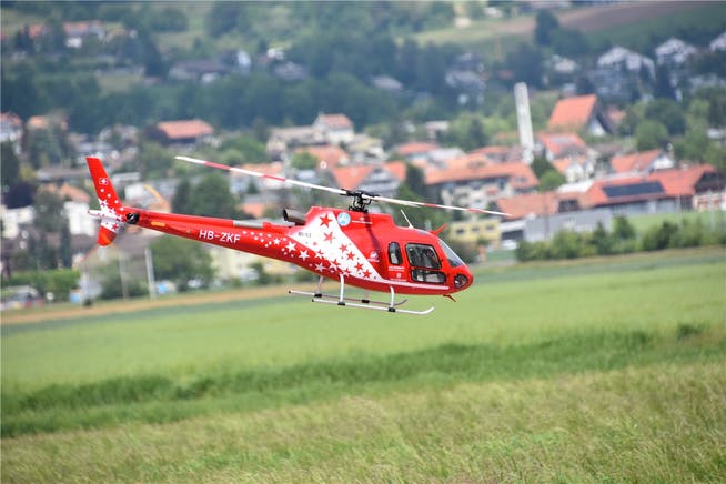 Das originalgetreue Modell des Eurocopters Ecureuil der Air Zermatt, der am vergangenen Mittwoch bei Raron verunfallt ist.