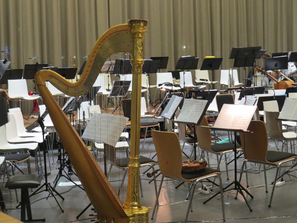 Jubiläumskonzert Orchesterverein Brugg Der Orchesterverein Brugg (OVB) feierte mit dem Jubiläumskonzert «Cinema» seine 200-jährige Vereinsgeschichte. Zusammen mit der Stadtmusik Brugg entstand ein aussergewöhnliches musikalisches Fest. Die Ruhe vor dem Konzert.